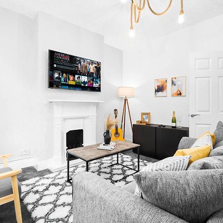 Stylish 3 Bedroom House - 6 Guests - Garden - Parking - Netflix - Wifi - 17M Birmingham Zewnętrze zdjęcie